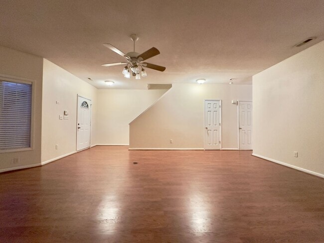 Building Photo - Charming Townhouse in Prime Morrisville Location!