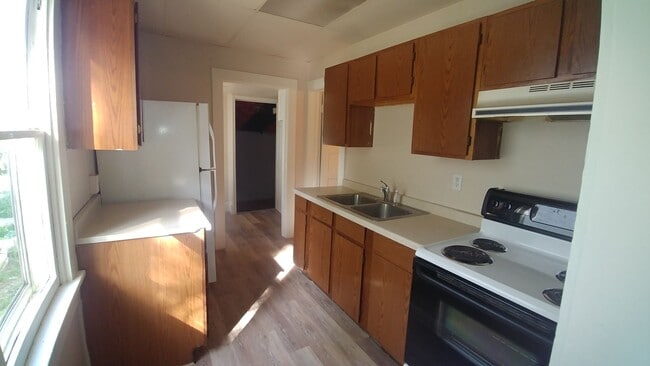 Building Photo - One Bedroom House off of Grand Ave!