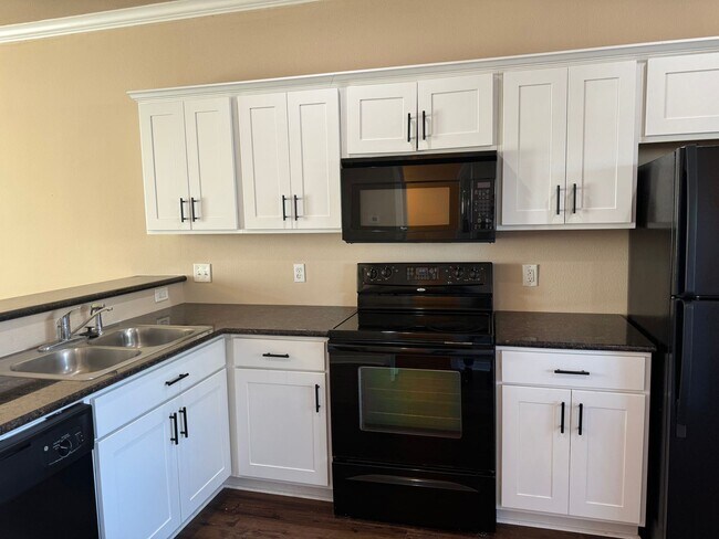 Foto del edificio - JULY MOVE IN - Spacious 3 Bedroom 3.5 Bath...
