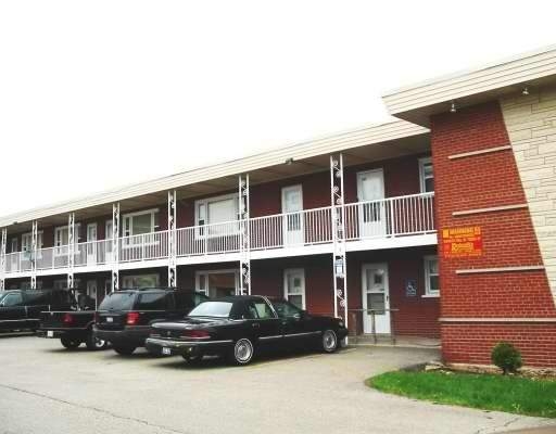 Foto principal - 7110-7120 W 107th St