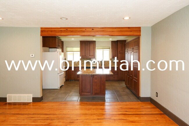 Building Photo - 5970 Belview Ave