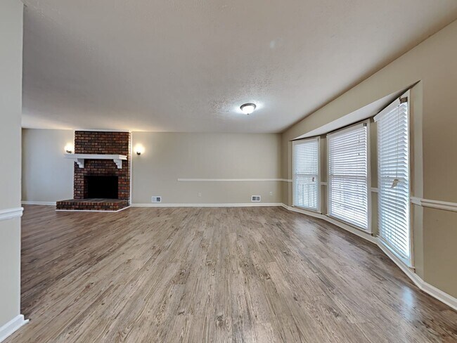 Building Photo - 2406 Hillboro Cir SW
