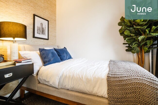 Building Photo - ROOM ONLY in 4-bed/1.0-bath Home