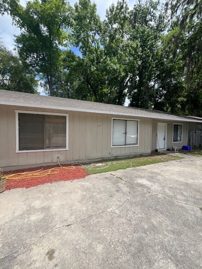 Building Photo - 2-bedroom, 1-bathroom home 6 minutes from UF!