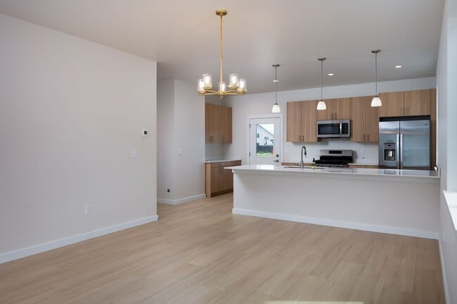 Building Photo - Stunning 4 bed, 3 bath - Corner Lot