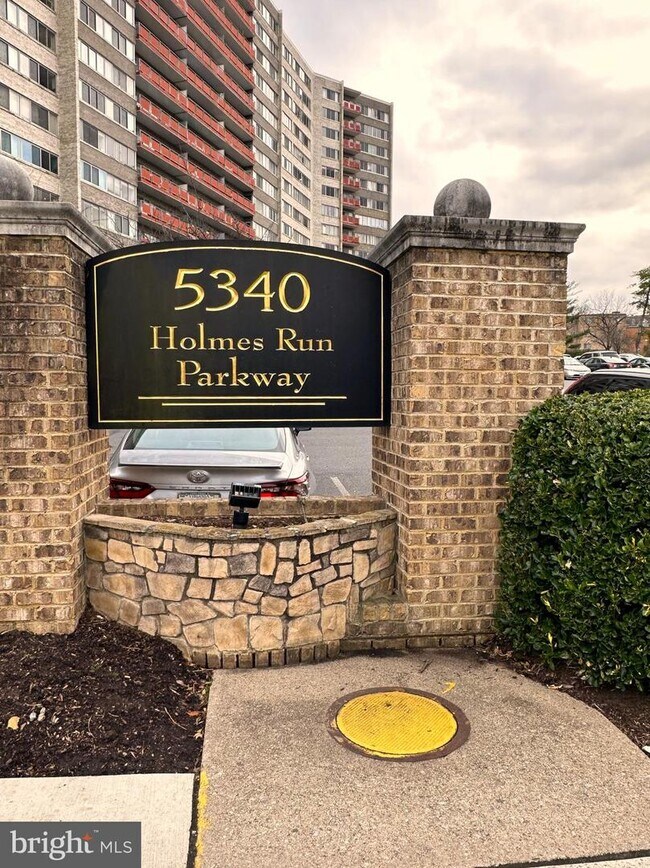 5340 Holmes Run Pkwy Unit 1016, Alexandria, VA 22304 Room for Rent in