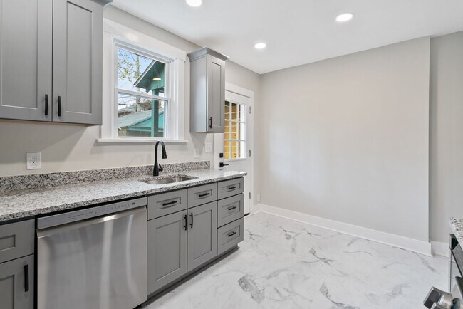 Foto del edificio - Exquisitely Renovated 3 Bedroom/ 2 Bath in Pittsburgh's East Side