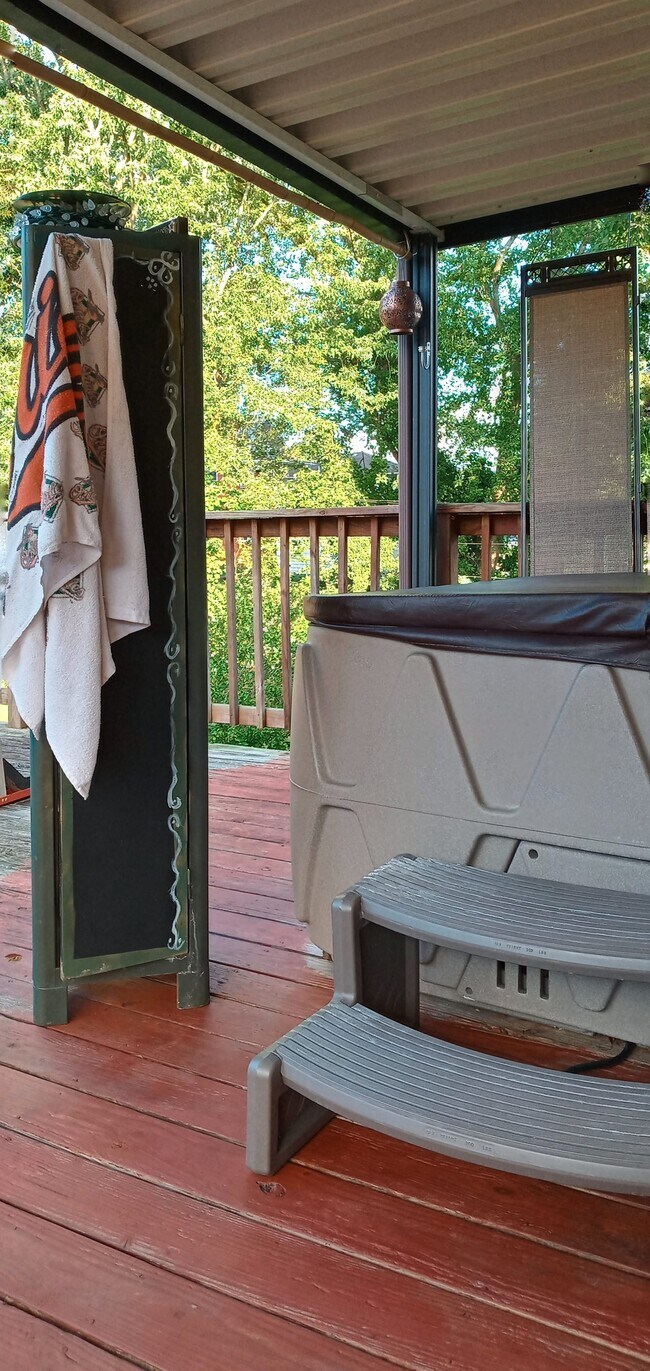 Relax while the burgers are grilling - 618 Hall St