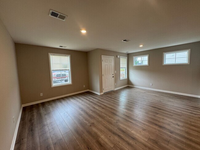 Foto del edificio - BRAND NEW 3 bedroom 2 bath townhome in the heart of Smyrna