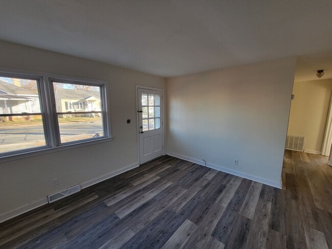 Building Photo - 3 Bedroom 1 Bathroom House Coming Soon