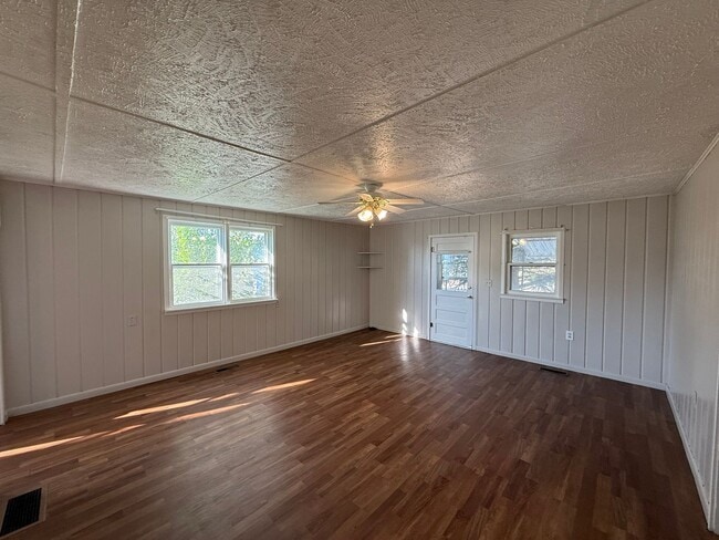 Building Photo - Larger 2 bedroom, 2 bathroom home! Pet Friendly!