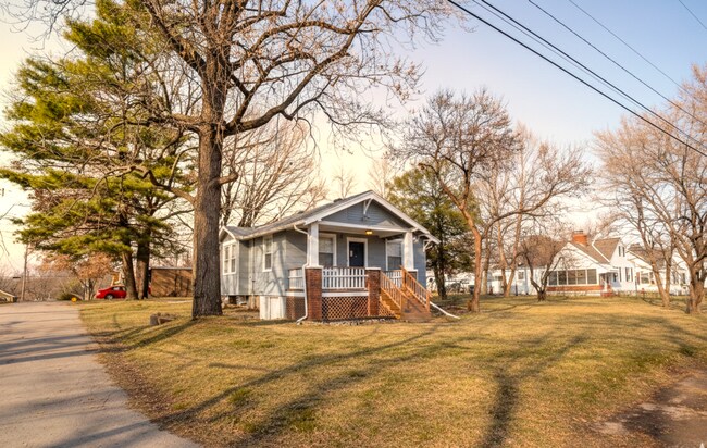 Foto del edificio - COMING SOON: Charming Bungalow with Spacious Living & with Modern Finishes!