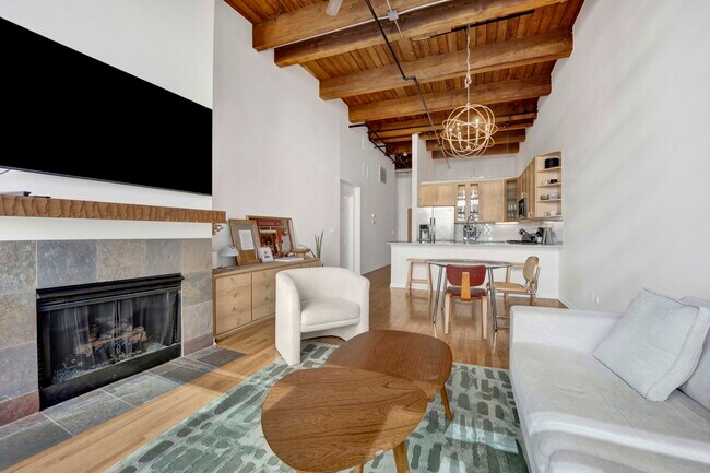 Photo - 525 W Superior St Apartment