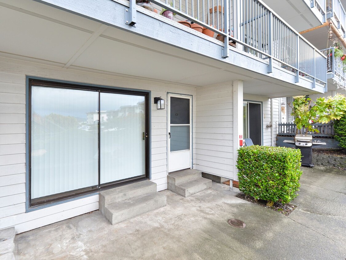 Foto principal - Desirable 2 Bedroom 1 Bath Condo in Whaler...