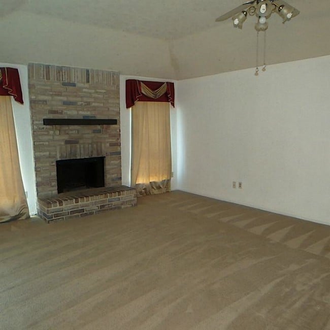 Building Photo - 15630 Rose Ridge Ct
