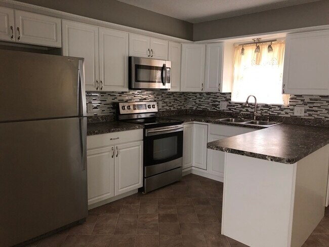 Building Photo - main level-3bed, 2 bath, lower level- fami...