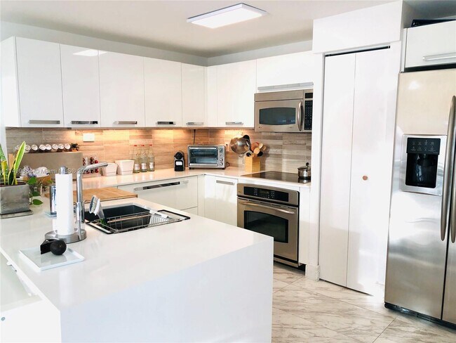 Foto del edificio - 601 NE 36th St