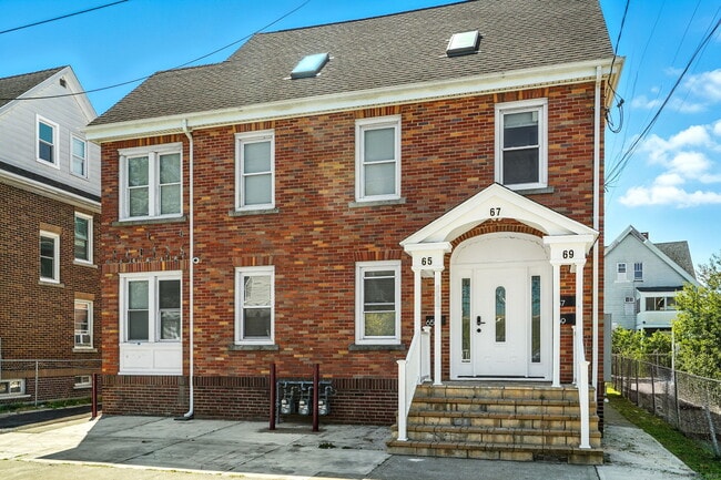 Building Photo - 65 Gem Ave
