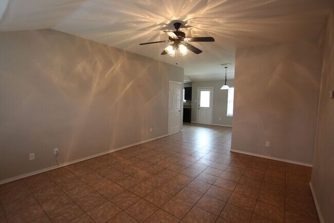 Building Photo - 2 Bedroom Duplex for Rent in Lindale! Tour Today!