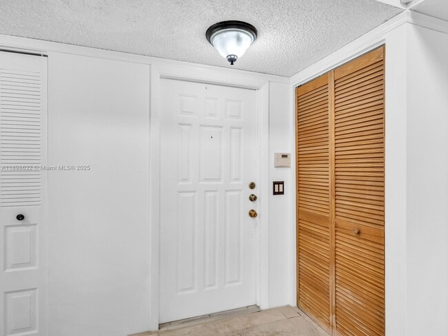 Foto del edificio - 6326 NW 170th Terrace