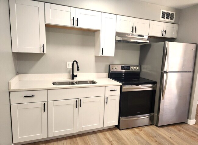 Building Photo - Charming 1BR in North Phoenix – Updated In...