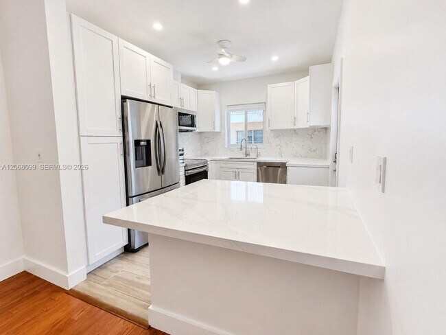 Foto del edificio - 7825 Byron Ave