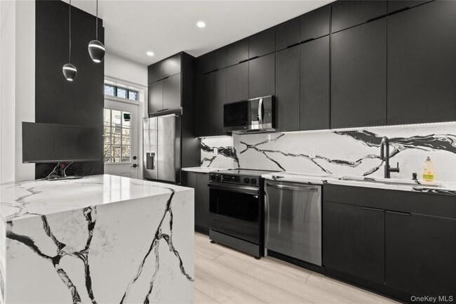 Building Photo - 61-33 Palmetto St