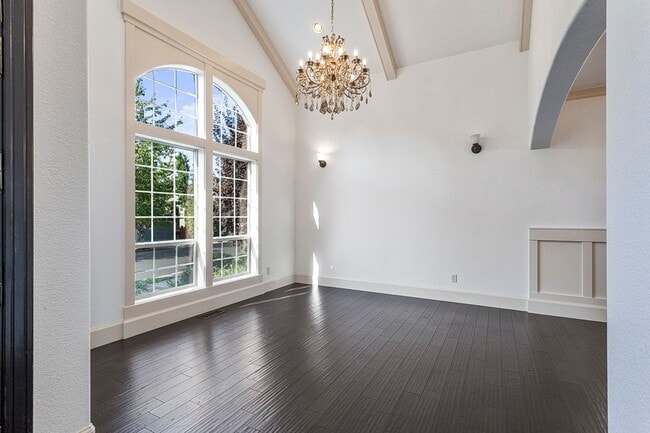 Building Photo - Stunning Large Home with 3 primary bedrooms + Tons of Amenities, Amazing Backyard !