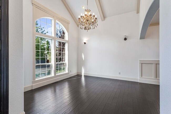 Foto del edificio - Stunning Large Home with 3 primary bedrooms + Tons of Amenities, Amazing Backyard !