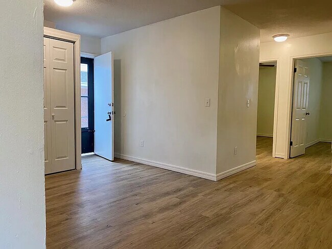 Building Photo - 829 Drake Dr