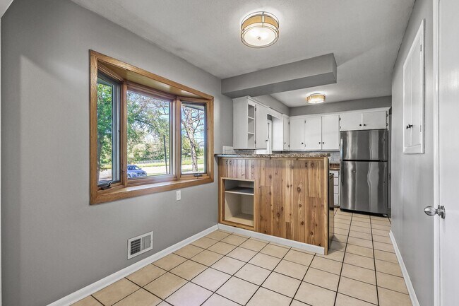 Building Photo - Gorgeous Shoreview House 3BR/1 Bath  Available Early May!