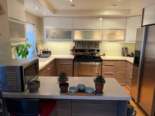 Foto del edificio - 20737 Roscoe Blvd