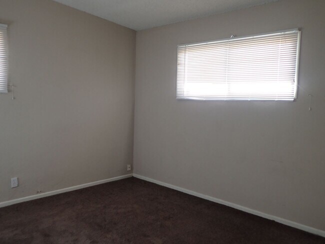 Building Photo - Cute spacious 3bd 1ba