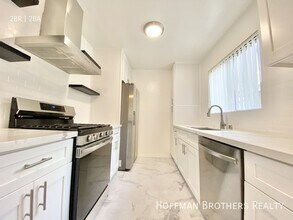 Building Photo - 7010 Lanewood Ave