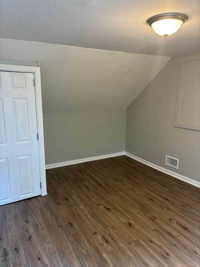 Building Photo - Spacious 3 Bed / 2 Bath Home with Basement & Private Yard