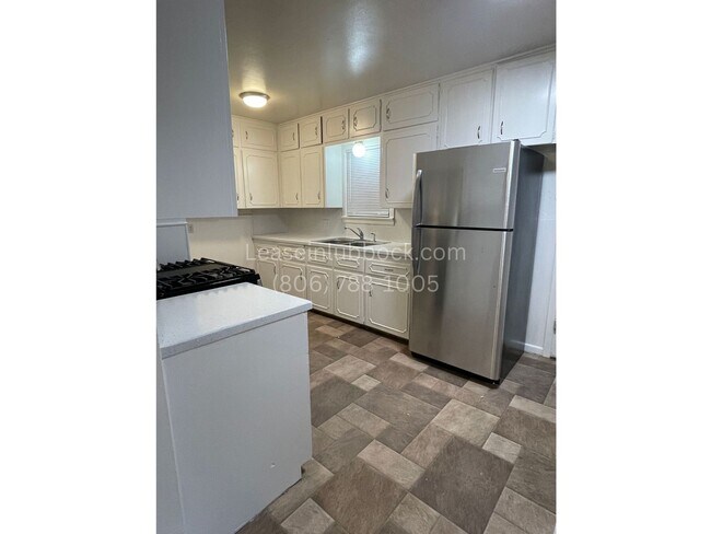 Building Photo - 3 bedroom, 1 bath w/Carport & Large Backyard