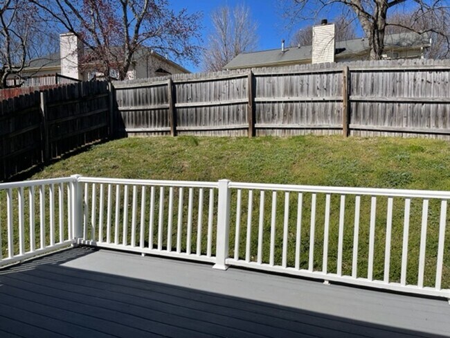Building Photo - $2100 month house w 3 bedroom 2 bath, fenc...