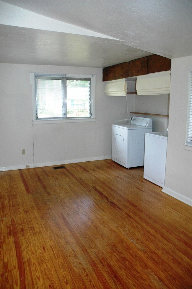 Foto del edificio - 3 Bedroom, 2 Bathroom House (w/ Study) Blo...