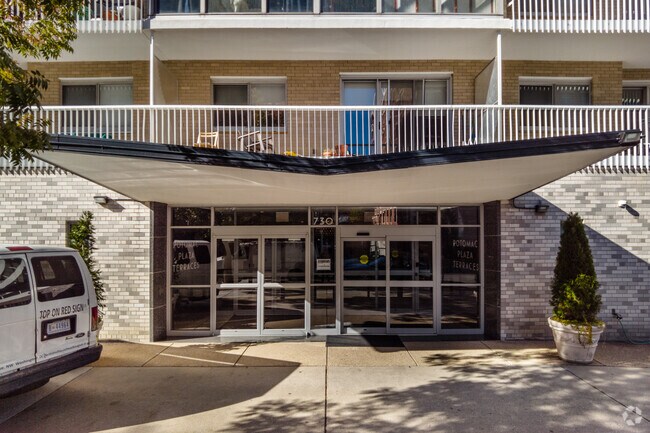 Entrada - Potomac Plaza Terraces
