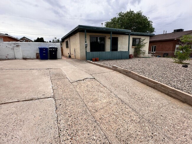 Building Photo - 3 Bedroom 2 Bathroom with Large backyard L...