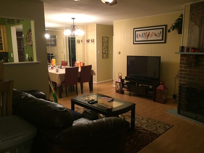 Foto del edificio - 604 Meadowbrook Dr