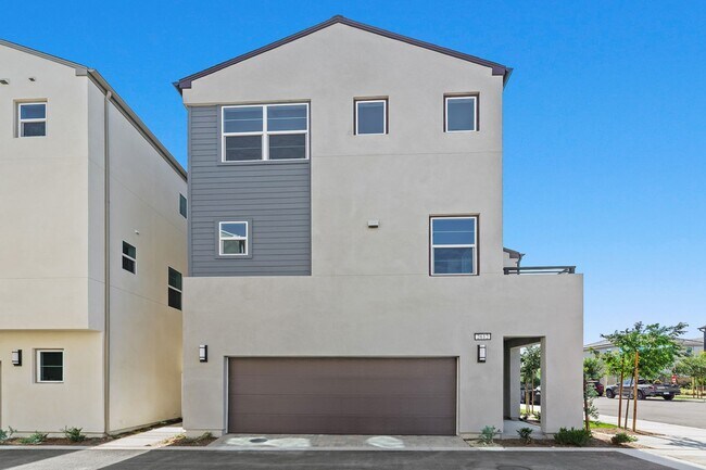 Foto del edificio - Modern Ontario Ranch Gem with Resort-Style Amenities