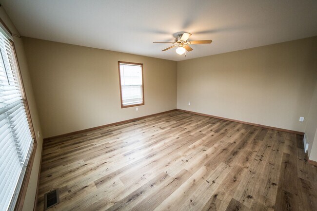 Foto del edificio - FOR RENT: 3 Bedroom House with 2 Car Garage