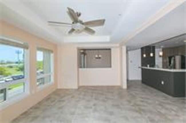 Foto del edificio - Live in the Heart of Kailua Town in this rarely available end unit!