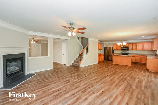 Building Photo - 10827 Glenluce Ave