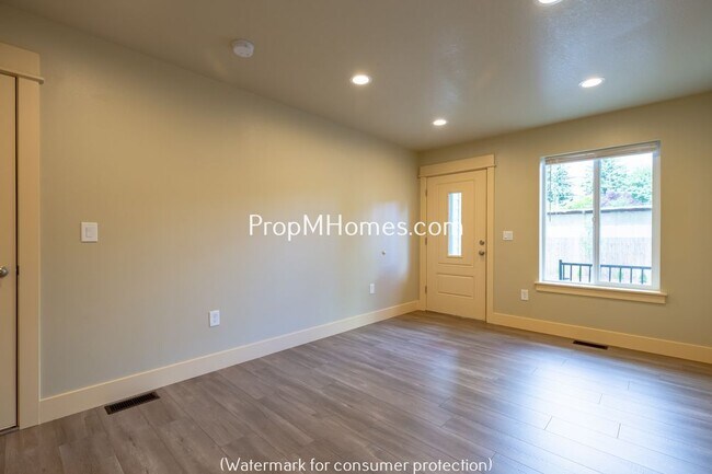 Building Photo - 5932 SE 136th Ave