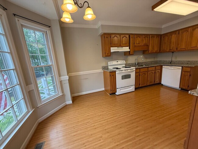 Foto del edificio - Available Mid-May - Beautiful 2 Bed 2 Ba Townhome in an Amazing West-Raleigh Location!