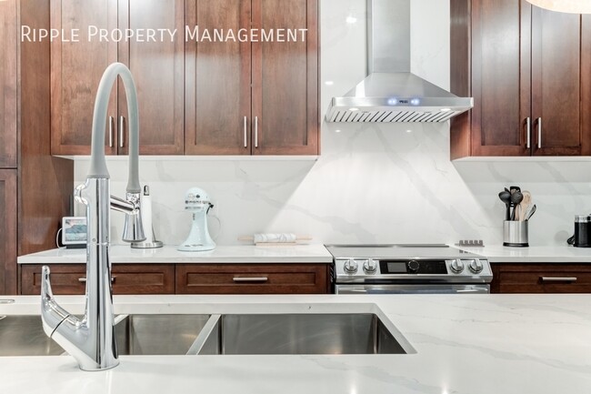 Photo du bâtiment - AMAZING 4 BEDS/ 3 BATHS UPPER LEVEL ONLY!