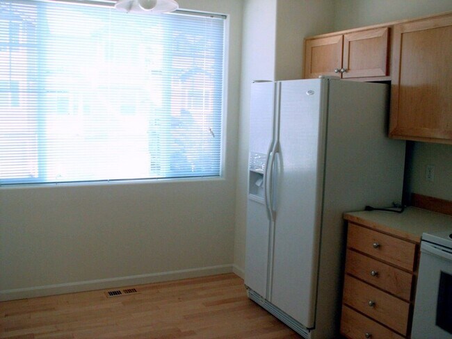 Foto del edificio - Gorgeous Tri-Level Condo at Progress Ridge With Views of Lake ~ Must See!