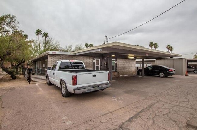 Building Photo - Fourplex 816